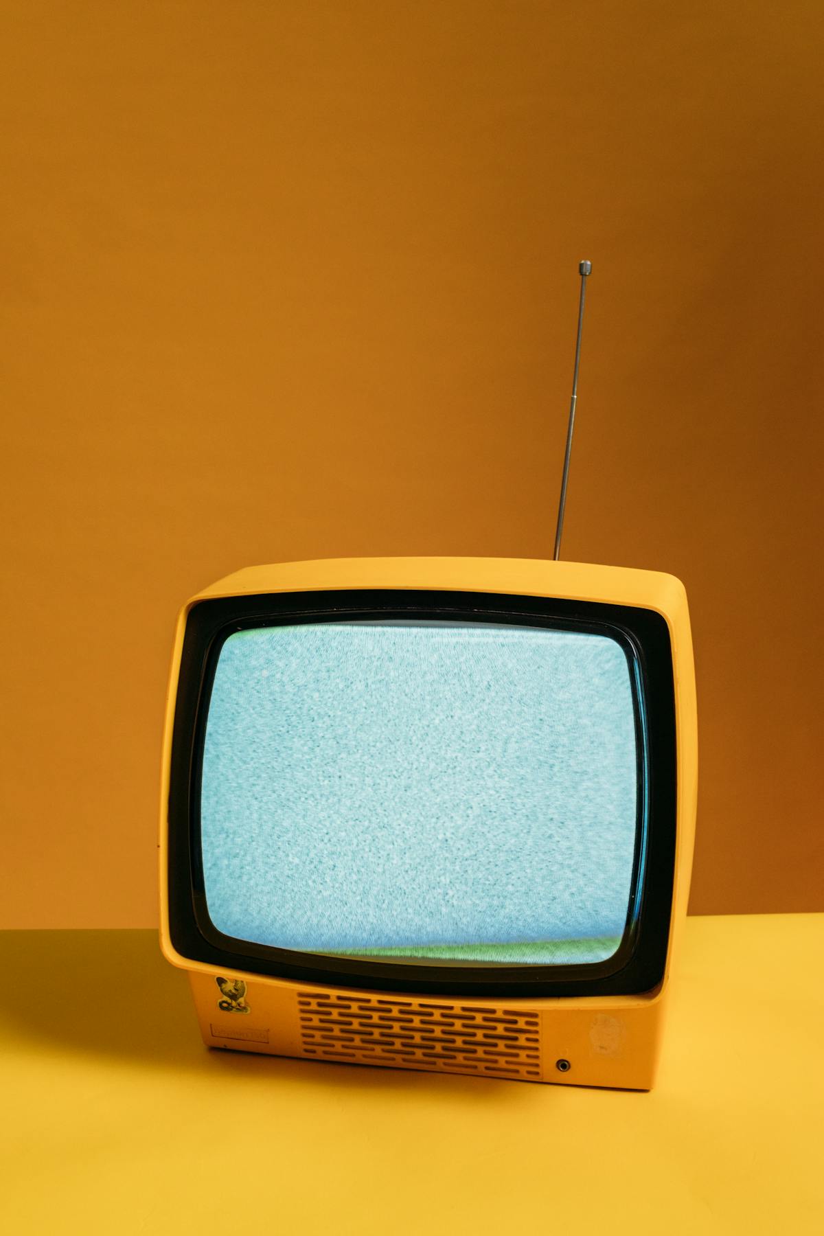 Multivision IPTV vs Netflix UK – IPTV player showing live sports on Smart TV